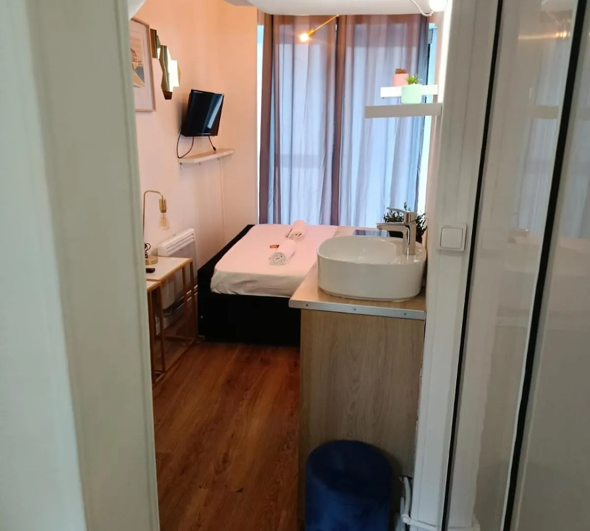 Quaint Studio Retreat For Two *